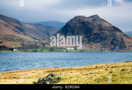 Blick über Crummock Wasser Rannerdale Knotts vom westlichen Ufer im englischen Lake District National Park Cumbria Stockfoto