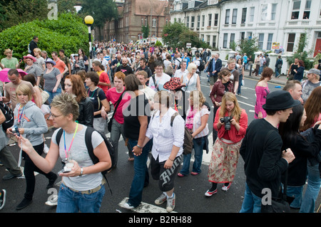 Vereinigtes Königreich, ENGLAND, 2. August 2008. Massen ankommen im Preston Park zum Brightons Gay Pride. Stockfoto