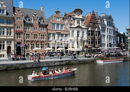 Ausflugsschiff vor alten Kaufleute Häuser auf der Korenlei, Gent, Belgien Stockfoto