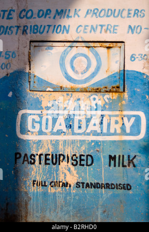 Milch, Container, portugiesische Viertel, Panaji (Panjim), Goa, Indien, Subkontinent, Asien Stockfoto