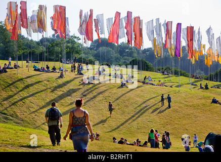 Ein Meer von Fahnen mit Blick auf das Festival, Glastonbury Musikfestival, Vereinigtes Königreich Stockfoto