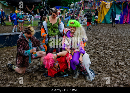 Glastonbury Music Festival 2008 Somerset Großbritannien nach dem Regen-Pfade werden Schlamm Stockfoto