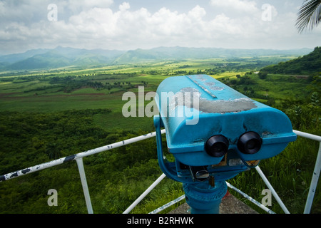 Sicht und Fernglas am Aussichtspunkt mit Blick auf Valle de Los Ingenios ein ehemaliger Zucker produzierenden Bereich in der Nähe von Trinidad, Kuba Stockfoto