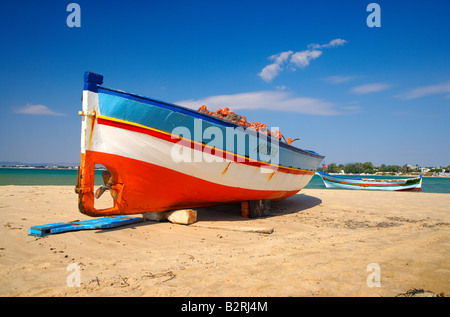 Angelboot/Fischerboot am Strand vor dem alten Fort in Hammamet, Tunesien, Nordafrika Stockfoto