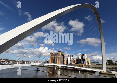 Millennium Bridge und baltischen Getreidemühle, Newcastle Upon Tyne, Tyne and Wear, Großbritannien Stockfoto