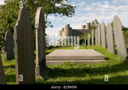 Harlech Castle Snowdonia Gwynedd North Wales UK, gesehen aus dem Friedhof Kapelle, Grabsteine im Vordergrund Stockfoto