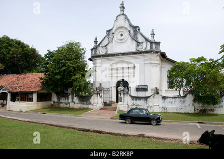 Groot Kerk, Niederländisch-reformierten Kirche, Festung Galle, Sri Lanka mit alten Auto Stockfoto