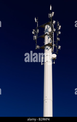 Weiße Stahl Strahlung Handy Telekommunikation Turm Mikrowellensender gegen einen dunkelblauen Himmel Toronto Stockfoto