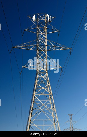 Handy-Sender Huckepack auf einem Stahlrahmen Hydro Turm Stromleitung vor blauem Himmel Toronto Stockfoto