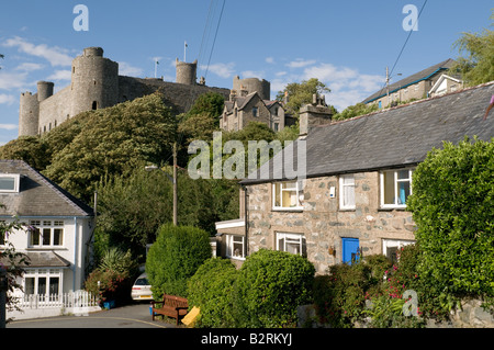 Hütten und Häuser unterhalb Harlech Castle Snowdonia Gwynedd North Wales UK Stockfoto