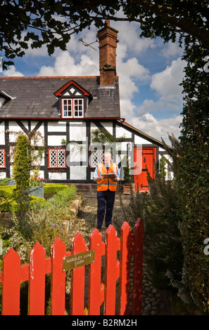Postbote auf Horsley Lane Farm Cottage, Peckforton Estate, Beeston, Cheshire, England, UK Stockfoto