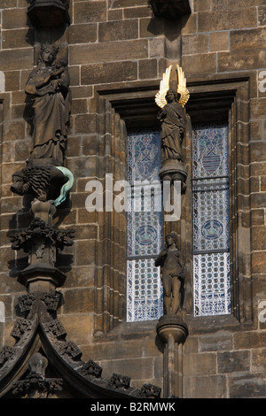 Ein Fragment der gotischen Fassade des Powder Tower liegt am Ende der Celetna Straße in Prag Stockfoto