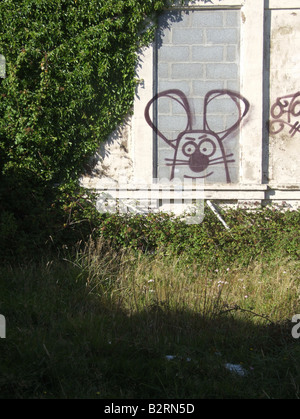 Maus-Graffiti auf verfallene Gebäude Grundstück Stockfoto