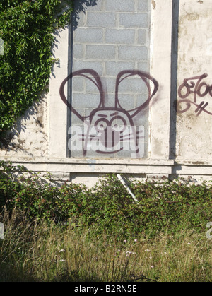 Maus-Graffiti auf verfallene Gebäude Grundstück Stockfoto