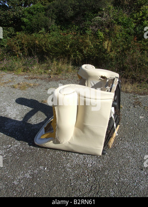 altes Sofa gedumpten auf verlassenen Boden in Landschaft Stockfoto