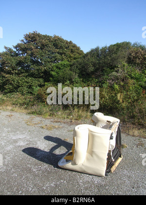 altes Sofa gedumpten auf verlassenen Boden in Landschaft Stockfoto
