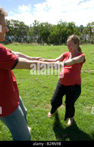 Schwangere Frau Mann spielen im park Stockfoto