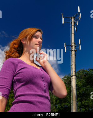 Teenager-Mädchen reden über ihr Handy neben einem drahtlosen Kommunikation tower Toronto Stockfoto