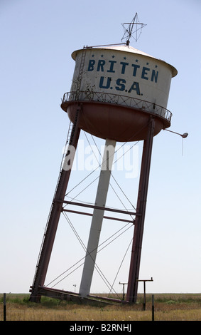 Eine schiefe Wasserturm in Bräutigam Texas in der Nähe der alten Route 66 (nicht dargestellt) in den Vereinigten Staaten. Stockfoto