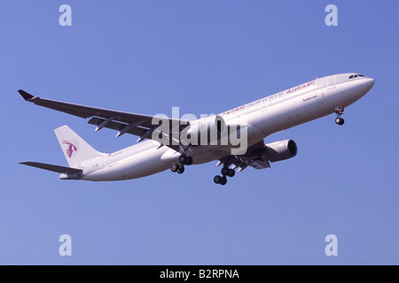 Airbus A330 von Qatar Airways operiert Landeanflug am Flughafen London Heathrow Stockfoto