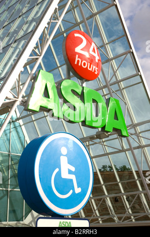 ASDA 24 Stunde Superstore Atrium, niedriger Earley, Reading, Berkshire, UK, Anzeichen behinderten Parkplatz im Vordergrund Stockfoto