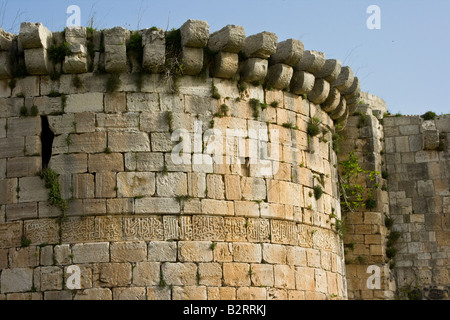 Arabische Inschrift auf einem Turm an Kreuzritterburg Krak Des Chevaliers in Syrien Stockfoto