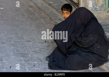 Obdachlose Frau und Jungen auf der Straße in der Altstadt von Aleppo Syrien Stockfoto