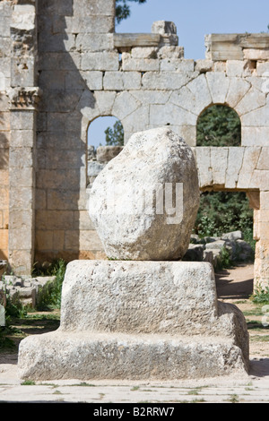 Bleibt der berühmten Säule innerhalb der Ruinen von Saint Simeon in Syrien Stockfoto