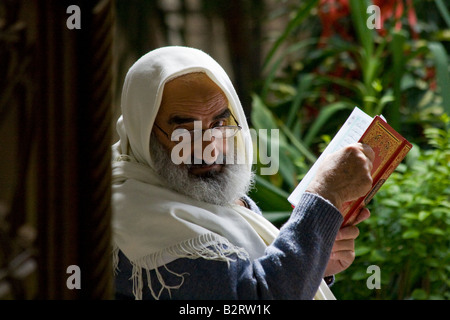 Muslimischen mann lesen den Koran in einer Moschee in der Altstadt von Damaskus Syrien Stockfoto