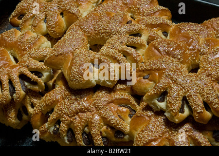 Frisch gebackenes Gebäck im Hamidiyya Souk in der Altstadt von Damaskus-Syrien Stockfoto