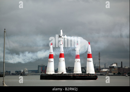 Hannes Arch verhandeln die Quadro in seiner Edge 540 Flugzeuge, während 2008 Red Bull Air Race in London Stockfoto