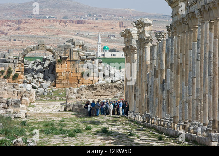 Reisegruppe in den römischen Ruinen in Apameia Syrien Stockfoto