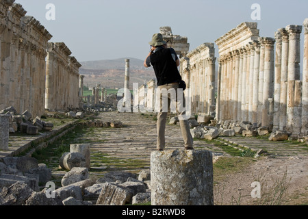 Nehmen ein Foto von der Honourific Spalte und Kolonnade auf die römischen Ruinen von Apameia Syrien Tourist Stockfoto