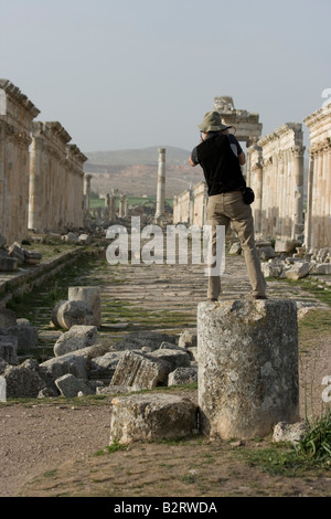 Nehmen ein Foto von der Honourific Spalte und Kolonnade auf die römischen Ruinen von Apameia Syrien Tourist Stockfoto