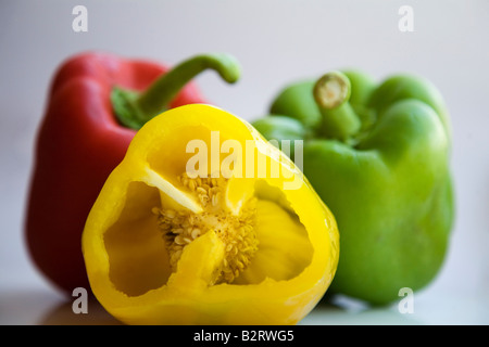 Paprika in rot, gelb und grün. Diese werden in Zutaten in viele Gerichte, Salate und italienische Rezepte verwendet. Stockfoto
