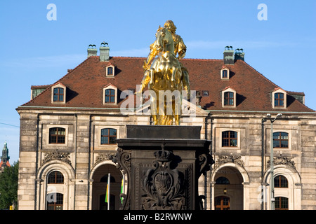 Die goldenen Reiter-Statue in der Neustadt von Dresden. Die Statue ist von Frederich Augustus II, Kurfürst von Sachsen. Stockfoto