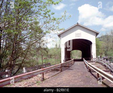 Pengra überdachte Brücke über Herbst Creek Jasper Oregon Lane County bedeckt Howe Truss Brücken Stockfoto