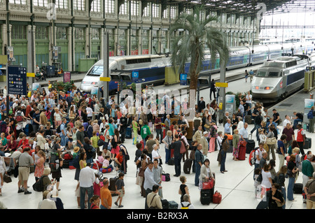 Passagiere warten am Bahnhof Gare de Lyon, Paris Stockfoto