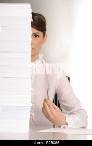 Geschäftsfrau im Alter von 24 Notizen auf einem silbernen desktop Stockfoto