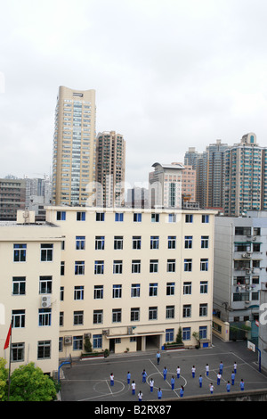 Schülerinnen und Schüler trainieren auf einem Schulhof in Shanghai Shanghai Shi China Asien Stockfoto