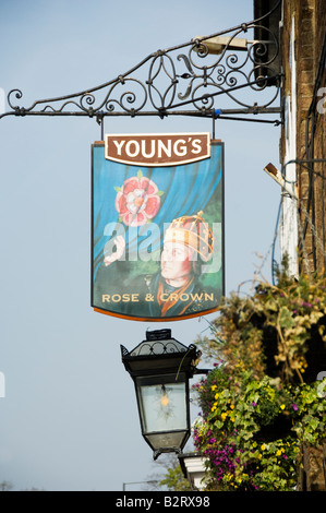 Youngs rose und Krone Pub melden Sie in Wimbledon Village, London, England Stockfoto