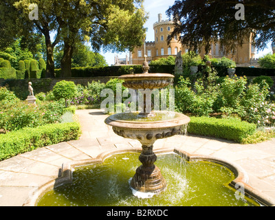 Ein Brunnen in den Gärten des Belvoir Castle, Leicestershire Enlgand UK Stockfoto