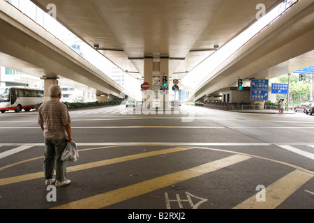 Mann wartet unter einer Autobahn Austausch in Shanghai Shanghai Shi China Asien Stockfoto