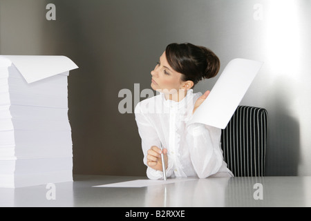 Geschäftsfrau im Alter von 24 Notizen auf einem silbernen desktop Stockfoto