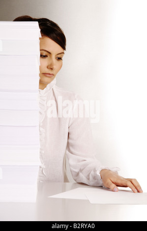 Geschäftsfrau im Alter von 24 Notizen auf einem silbernen desktop Stockfoto