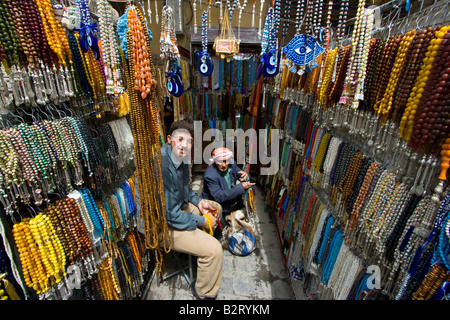 Gebetskette und Souvenir-Shop in der Hamidiyya Souk in der Altstadt von Damaskus-Syrien Stockfoto