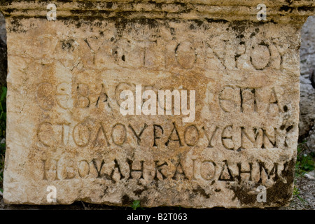 Griechische Inschrift auf die römischen Ruinen von Apameia in Syrien Stockfoto