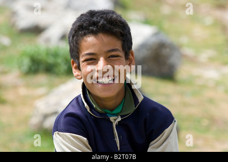 Syrische Boy bei den Ruinen von Apameia in Syrien Stockfoto