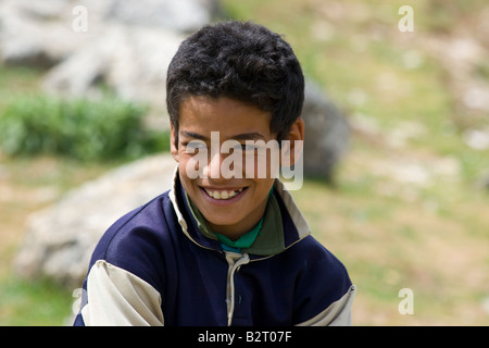 Syrische Boy bei den Ruinen von Apameia in Syrien Stockfoto