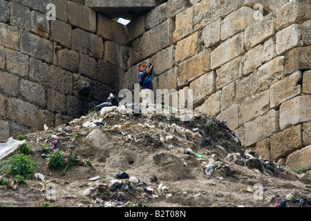 Syrischer junge arabische Festung Qalaat Mudiq über Apameia mit einer Steinschleuder zu verteidigen Stockfoto